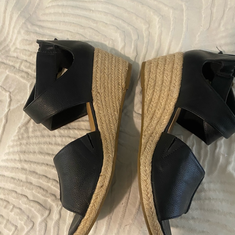 Comfortview Black Sandals with Minimalist Design - Picture 2 of 14